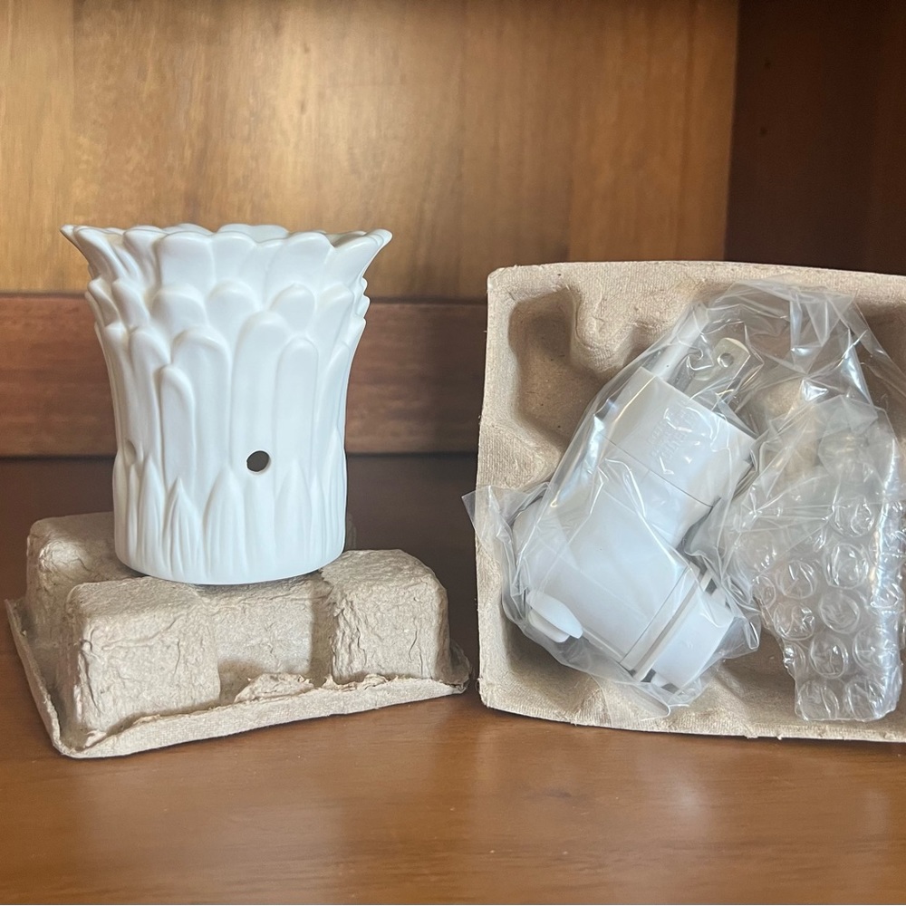 Scentsy - Shasta Daisy Plug-in  - Wax Warmer - New Without Box